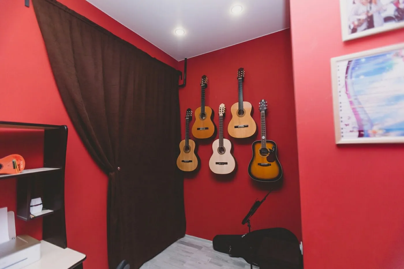 гитары на стене